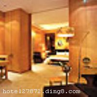 �Ƶ�ſ�
���������̹����ǾƵ������ڱ��Ļ����˴山����ҵ���ģ����ڹ��������ݣ�����ƥ�˹�԰��ֱ�ӿɸ�������İ��˾��ۡ���ˮ��������ȫ�����ܱ��̵ꡢ��ҵд��¥�ܼ�����ͨʮ�ֱ������Ƶ�ͷ�����������ŷ���������������ʽ����װ�Σ����ַ��곬�����ǡ��������ھƵ�ɾ������ܱ�ݵ�ͨѶ����������ϵͳ�����߿������硣 ����������ƵĻ�����Ũ���ղ������Լ��̹�������ʳ��Ĳ�ͬװ�η����вͰ��䣬�ṩ������͵Ķ���ѡ�������þ���Ϊ����չ�ְ��˹�԰�ľ�ɫ�������̹�������������๦�������ṩ���л��顢��������볡�أ��Ƚ����Ƶ���ʩ��֤���顢����˳�����к�Բ���ɹ��� �����Ƶ꿪ҵʱ��2008��12��6�գ�¥��21�㣬�ͷ�����234�䣨�ף�����ʩ�����
������ʩ	�̹�������ʳ�㣺��ɫ���вͰ��䣬����������������������ķ�Χ��������ʽ���ȵľ��ʳ��֣� ������Ũ���ղͣ����ߴ��µ��ղ������ñ�����ԭ�ϣ�����6�����䣬�������׵���ʽ�� ��������Ʒ���������ִ�����Լ�300�괫ͳ������ζ���ղͣ� �����ÿ��о��ȣ��ڴ˴��ܹ������������񳲡�ˮ��������������ƥ�˹㳡��������������ܾ����ļ�β�ơ���ʽ��ƺ;�����ɫ�ĸ��Ի����� �۸�԰���������ṩ���������������ﲻ������Ʒ����������ص�������ʳ���������С�Զ��ҿ���͸��������ش������������񳲺�ˮ������ɫ���ۡ�
���ÿ�	Visacard,ĵ����,���뿨,���ǿ�,����,̫ƽ��,���´￨,��ͨ��,������,JCBcard
������ʩ	�Ƚ����Ƶ���ʩ��֤���顢����˳�����к�Բ���ɹ��������๦������Ϊ���顢���������֮�ء����������ŷ����ᣬ�����Լ�˽�˾ƻ�ʹ��ͻչʾ�᳡�����ｫΪ�����ṩ�Ƚ�����Ѷ����ϵͳ������ϵͳ�Լ��ƹ�Ч����
�Ƶ��ر���ʾ
�����Ѱ����Ƶ����ѣ��������Ƶ��������á�˰�ռ����˶���Ҫ��ķ��á�
��ͨ���Ƶ����סʱ��Ϊ14��00�����ʱ��Ϊ����12��00������ǰ��ס���Ƴ���꣬�����������һ�����á�