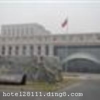 �Ƶ�ſ�
���������Ӱ���Ƶ�λ�ڱ����������㰲���Ͻ�70�ţ����ڱ�����ʤ���԰���Ų�ǰ�������������ӣ��ڽ���������վ����ͨ�������Ƶ���һ�Ҽ��ͷ������������顢����ȶ๦����һ���ľƵꡣӵ�������ܰ���ʵĶ��ַ��Ϳͷ���175���ף����������ж�Ƶ�����ǵ��ӡ���ѵĸ��ٿ������������ӱ����䡢��ӱ������ưɵȣ�����������ʱ�С����еĴ��ðɣ���ݵĶ�Ʊ���ģ�Ϊ����������ʿ�ṩ�����Ƶ���ʩ�� �����Ƶ꿪ҵʱ��2010��7��1�գ��½�װ��ʱ��2010��8��7�գ�¥��6�㣬�ͷ�����175�䣨�ף�����ʩ�����
������ʩ	������������������300�ˣ� ����8����10-30�˲��ȡ�
��������	��������SPA��ɣ�ð�Ħ��������Ӿ�ء�̨�򡢿���OK���������齫
���ÿ�	Visacard,ĵ����,���뿨,���ǿ�,����,̫ƽ��,������,���´￨,��ͨ��,������,JCBcard
������ʩ	�Ƶ����ж��ֲ�ͬ���ܵĻ����ң����Ƶ��ۺ����׺ͷ����豸��Ϊ�����ṩϸ���ܵ��ķ��� ��һ�����Ļ����ң�������80�ˣ� �ڶ������������ң�������30-40�ˡ�
�Ƶ��ر���ʾ
�����Ѱ����Ƶ����ѣ��������Ƶ��������á�˰�ռ����˶���Ҫ��ķ��á�
��ͨ���Ƶ����סʱ��Ϊ14��00�����ʱ��Ϊ����12��00������ǰ��ס���Ƴ���꣬�����������һ�����á�