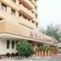 �Ƶ�ſ�
����������������λ�ڱ�������ĵضΡ�����������һ�����ֺŵķ��ꡣ����λ�ڴ�ľ�ֱ�һ��ڽ������̳����������óǡ����ڽ֡������������ĵȴ��͹��ﳡ�����ܱ��й��ҽ�����������ó�ײ����񺽴�¥�����幬��ȥ���찲�š�������������վʮ�ֱ���������λ����Խ�� �������������������ͷ������ͷ����������������С�������һ�壬�Ǳ����������롢���ζȼٵ�����ѡ��20���ߵ��������������ζ�������罫�����Ĵ�ͳ�ղ˳��־��ǣ���ȫ������Ʒζ��ʷ�ƾõĻշ����ϡ�2011��6��18�գ������Ϸʺ��־Ƶ�������ų���ʾ��ĸ��죬������ȫ�µ�Ӳ����ȫ�µķ���ȫ�µ���̬�����Ż��Ļ����վ��񣬴��Ű������������¡�ؿ�ҵ�����ڱ���������鷱ï֮��ɢ�����µķ�չ֮�⡣ �������꿪ҵʱ��2011��6��18�գ�¥��6�㣬�ͷ�����127�䣨�ף��� ����ܰ��ʾ�����겻�ܽӴ��������ʩ�����
������ʩ	�����磨����������Ӫ�ղˡ����ˡ����	��20���ߵ��������������ζ�������罫�����Ĵ�ͳ�ղ˳��־��ǡ�
���ÿ�	Visacard,ĵ����,���뿨,���ǿ�,����,̫ƽ��,������,���´￨
������ʩ	��¥�����ң�������20�ˣ� һ¥�����ң�������80�ˡ�
�Ƶ��ر���ʾ
�����Ѱ����Ƶ����ѣ��������Ƶ��������á�˰�ռ����˶���Ҫ��ķ��á�
��ͨ���Ƶ����סʱ��Ϊ14��00�����ʱ��Ϊ����12��00������ǰ��ס���Ƴ���꣬�����������һ�����á�