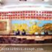 ��ͬ��ԭӭ���������Ǽ��������α��ݣ�λ����������ʷ�Ļ����ƴ�ͬ�����������������ţ���ʩ��ȫ�����������׼䡢�����׼䡢��׼�䣬���˼�ȡ�����ռ�����16000ƽ���ף��������760ƽ���ף�Ϊȫʡ���Ӵ������������ŵĴ��þưɺ���ȫ��ɣ��ԡ��ҹ�ܻᡢ��Ӿ�ݡ�������ݡ�ƹ�����ҡ������ҡ������ҡ��������������ҵȽ�Ϊ���ṩ�����ܵ������ʷ��� �����Ƶ꿪ҵʱ��2000��04��01�գ��ֲ�װ��ʱ��2005��04��01�գ���¥��7�㣬��¥��5�㣬�ͷ�����149�䣨�ף�����ʩ�����
������ʩ	�в�������������500�ˣ�������³�������ؼ���Ϊ���� ����������������30�ˣ��ṩ�������͡�
��������	�����齫������OK����������ɣ�ð�Ħ����������������Ӿ��
���ÿ�	ĵ����,���뿨,���ǿ�,����,̫ƽ��,������
������ʩ	�����д�С������12������������20-600�˾Ͳͻ򿪻ᣬͬ��������������иߵ����Ƚ����豸��������100���ٿ����飬��ͬʱ�����Ĺ����ԡ�
�Ƶ��ر���ʾ
�����Ѱ����Ƶ����ѣ��������Ƶ��������á�˰�ռ����˶���Ҫ��ķ��á�
��ͨ���Ƶ����סʱ��Ϊ14��00�����ʱ��Ϊ����12��00������ǰ��ס���Ƴ���꣬�����������һ�����á�