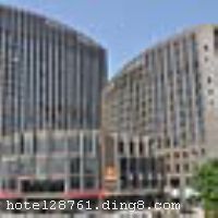 �Ƶ�ſ�
���������м�˹��³���ݴ����ڱ������ü������������������ٻ���·�����ֽ��㴦��������ƺ�ΰ���ںϴ�ͳ��������ִ�������������ɢ���Ƿ����ơ����ݿͷ���ʩ��ȫ����ͬ����˽����ʱ�пͷ���Ϊ���ṩ��ܰ���ʵ�ס�޺Ͱ칫�������������ж๦�ܴ�С������������������зḻ��ʵ�������ʩ����ʽ���Ĳ�����ʳ������������������ζȼ٣����������Ƿ���Ȼ��⣬���ܲ�һ���ĺ������á� �����Ƶ꿪ҵʱ��2009��9�£�¥��15�㣬�ͷ�����127�䣨�ף�����ʩ�����
������ʩ	�в�����ӵ���������ɵ��òͻ������ṩƷ�ʽ����Ĵ�ͳ���ȣ�Ʒλ�Ĳ������ǲ�Ʒ�������Ļ��� ���ðɣ���רҵ��ʿ������ƺͲ��ã������׶�����Ҭ������������ˮ������������Ȥ��
��������	�����齫
���ÿ�	Visacard,ĵ����,���뿨,���ǿ�,����,̫ƽ��,���´￨,��ͨ��,������,JCBcard
������ʩ	���������๦�����ͻ����ң�������220-260�ˣ��䱸רҵ������������豸����ϵͳ��Ƶ��������
�Ƶ��ر���ʾ
�����Ѱ����Ƶ����ѣ��������Ƶ��������á�˰�ռ����˶���Ҫ��ķ��á�
��ͨ���Ƶ����סʱ��Ϊ14��00�����ʱ��Ϊ����12��00������ǰ��ס���Ƴ���꣬�����������һ�����á�