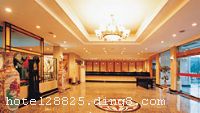 ����ɽׯ����ͨ������Ͷ���ʽ�2009��1��¡�ؿ�ҵ��ɽׯλ���ٽ��ռ��¡��ٲ��󺣱�ԡ���������Ϻ�������𡢲���ȥ����Ժ�������֣��ҿ�����ɽ�ֶ���ͷ���̹�ʥ�������ڹ�����վ����ͨ��ݡ������溣�������������ţ����ƶ��ߡ� ɽׯ�����Ǽ���׼��԰�ֻ�����������������4800ƽ���ף�ӵ�и߼��׷�����׼�ͷ����󴲿ͷ����䱸�յ������ԡ����ӡ����ʹ���ֱ���绰�����к���ҹ�ŵ���������������160��ͬʱ�òͣ���ʦ���ף��ṩɫ��ζ�ξ�ѵĺ��ʡ����Ⱥ��иߵ������ի�����д��ðɡ��������ġ��̳��ȷ�����ʩ��������֮�Ѵ���Ҳ�ǽӴ��С�С�ͻ��顢Ǣ̸���������֮�أ�ɽׯ�����ȳ���ӭ���������ǹ���ɽׯ����齻ݹˣ���ʩ�����
������ʩ	�в�������ʱ�Ͳͷ���
��������	��ԡ
���ÿ�	ĵ����,���뿨,���ǿ�,����,̫ƽ��
������ʩ	�๦����������20-30��
�Ƶ��ر���ʾ
�����Ѱ����Ƶ����ѣ��������Ƶ��������á�˰�ռ����˶���Ҫ��ķ��á�
��ͨ���Ƶ����סʱ��Ϊ14��00�����ʱ��Ϊ����12��00������ǰ��ס���Ƴ���꣬�����������һ�����á�