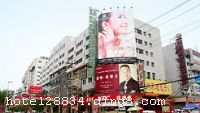 ����������������������Ǽ���׼����ģ���д�ּ䡢�ͷ������顢����Ϊһ���ɽ��ʡ�׼��������غ�������á������;�ͷ����֪����ҵ�ϵ»����й���ɫ��ʳ��ҵ��򹷲�����ӣ��ڴ���һ�㣬��������������Ӫ������ ������ӵ��99�ײ�ͬ���͵ı�׼�䣬�׼估�����䡣�Ƚ��Ŀͷ�Ԥ��ϵͳ����Ҷһ�����ɫ���ǵ��ӽ���ϵͳ�����ŵı������֣����ʡ����ڳ�;ֱ���绰�����������ѵ��Կ�����ʹ�ã���Ϊ�����ṩ��ܰ�����ʵ�����԰�ء� һ�㻨�����ͱ��£�Ӫ�����԰ʽǰ����Χ�����û�����רҵ���Ĵ�ˮ�ͻ��������ɼ䡣�ɹ��̼Ҿٰ������顣ͬʱ����������������룬���ھٰ���ི������̸�����������ٰ컥ͨ�����ĵã�����Ӫ��Ʒ�ʡ� ���������ṩͼ�Ĵ��桢���ָ�ӡ�����ϳ��˼��������ء�����Ʊ���ȫ�̷��񡢴���һ���й�ũҵ�����ṩ�������� ����λ��̫ԭ��CBD������λ���˳�̫ԭ����������������ҵ����ҹ������ᴩ�ļ�����������ġ������͹㳡������ٻ�����������ȴ����̳�����������������ʱ��Ʒ���Ƽ��ĵط��������ؽ���Ƥ�����������������ר���꣬Ϊ���ṩ���ʵĹ��ﻷ������ʩ�����
������ʩ	���ˡ����ˡ�����
��������	���
���ÿ�	ĵ����,���ǿ�
������ʩ	���С�С������
�Ƶ��ر���ʾ
�����Ѱ����Ƶ����ѣ��������Ƶ��������á�˰�ռ����˶���Ҫ��ķ��á�
��ͨ���Ƶ����סʱ��Ϊ14��00�����ʱ��Ϊ����12��00������ǰ��ס���Ƴ���꣬�����������һ�����á�