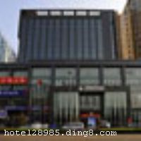 ������������Ƶ��Ǽ�ס�ޡ�������������һ������Ǽ���������Ƶ꣬�������27000ƽ���ף�¥��18�㣬����16�㣬λ�����ͱ���215�ţ�����·�����ͽֽ��㴦���������12������ٹ�·��ڴ�3�����վ5�����ͨ����������÷԰��ʢ���������ٻ���ɽ����ó���ġ��ֶ������ҵ���ģ������������ش����Ƶ��֡��������� ��΢�������ľ�Ӫ����ԡ�ʹ�������⣬����������������Ϊ��ӪĿ�꣬��֡�������顱��ԭ����������̫ԭ��רҵ������Ƶ꣬��������ɫ���Ǽ��Ƶꡣ��ɫ�����������������ʽ������װ�꣬�����������š���ʩ�����
������ʩ	λ�ھƵ����ĺ��䷻����̫ԭ��Ψһһ�Ҵ�����ӵ����䷻����Ƶ꣬�Ծ�Ӫ��ӵ�����ƷΪ������Ӫ��ϵΪ���ˡ���˼���ζ�����Ľ��ˡ������������òʹ�����������ʧ���ţ���ͬʱ����300���ò͡�16�侲�׵ĺ������䣬������������ݻ��� ��񡢹�ģ���۾�̫ԭ֮�׵��Ĳ���������������ֺ�������Ұͨ����װ�޿��������Ÿ߹���ʽ�������ƣ������������������ĸ��ţ���ͬʱ����600���ò͡���������¹ŵ�����Ϊװ�λ�����˼��������ܰ���������˵��ŷ�Χ�Ĵ��ðɣ���ζ������Ӫ���ḻ�������ʽ���ͣ�����Ϊ������һ���ﳬ��ֵ���������硣
��������	��������ɫ��Ϣ�Ĳ�Է��Ϊ���ṩ�������裬���µĹ��գ������ַ���������ƣ��ʱ�õ�Ƭ�̵�������ͬʱҲ��������Ӵ���̸�е����ȥ����
���ÿ�	ĵ����,���뿨,���ǿ�,����,̫ƽ��
������ʩ	�Ƶ������Ĳ����������ռ䣬 8����ͬ��񡢲�ͬ��ģ�Ķ๦�ܻ����������в�ͬ����ͬ��������ʩ��ѧ���������������������������ͬʱ������ǧ���ٿ����飻�Ƚ���Ӱ�������豸�������ܵ��Ļ������Ϊ��Բ���ɹ��ؾٰ��������顢�����ƻᡢ����Ǣ̸����̸���֡�ǩ����ʽ�����ŷ����ᡢ��ѵ�����Ȼ����ṩ�˱��ϡ� λ��13�㡢15������¥��ĸߵ������������������15�˻�̸������ռ䣬��Ӣ��������������ڲ�ͬ��������ݡ� ѧ����������120�ˣ�ͶӰ����Ͳ������ �๦�ܻ�����������120�ˣ�ͶӰ����Ͳ������ ������������20�ˣ�ͶӰ����Ͳ������ ���������������600�ˣ�ͶӰ����Ͳ������
�Ƶ��ر���ʾ
�����Ѱ����Ƶ����ѣ��������Ƶ��������á�˰�ռ����˶���Ҫ��ķ��á�
��ͨ���Ƶ����סʱ��Ϊ14��00�����ʱ��Ϊ����12��00������ǰ��ס���Ƴ���꣬�����������һ�����á�