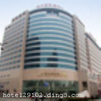 �Ƶ�ſ�
������������������Ƶ�ش��������Ļ������빺����еĽ��㴦������5���Ӽ��ɵ������4���߲��п�վ�������찲�Ź㳡�����Ҵ��Ժ���ʹ�����Ժ����̳��԰���������ڽ֡�������ҵ����������������վ�����ڱ�����վ�����������Ŀ�ͨʹ�Ƶ�Ϊ�����Ŀ����ֶ���һ��ס�޵�ѡ�񣬵���λ����Խ����ͨʮ�ֱ�ݡ� �����Ƶ�ӵ�б�׼�䡢����䡢�׷�����Ԣ�ȸ��ַ��ͣ���ס����¥��Ŀ��˻������ܸ�����ֵ���񣻾Ƶ껹ӵ�������ưɡ��������Լ����߷�ζ����Է�����Ϻ��в�����������ķ��������˲�ͬ��ζ�����ܣ��Ǹ߶�������ʿ����ķ��ɣ����г����� �����Ƶ꿪ҵʱ��2008��6��1�գ�¥��18�㣬�ͷ�����215�䣨�ף�����ʩ�����
������ʩ	�����ưɣ����ṩ��ˮ�� �����������ṩ��͡�ɢ�㣻 �Ϻ��в�������Ӫ�Ϻ��ˡ�
��������	�����齫����������ɣ�ð�Ħ
���ÿ�	Visacard,ĵ����,���뿨,���ǿ�,����,̫ƽ��,������,���´￨,��ͨ��,������,JCBcard
������ʩ	�๦���������120ƽ���ף�������120�ˣ� ����3�������ң�������30-50�˲��ȡ�
�Ƶ��ر���ʾ
�����Ѱ����Ƶ����ѣ��������Ƶ��������á�˰�ռ����˶���Ҫ��ķ��á�
��ͨ���Ƶ����סʱ��Ϊ14��00�����ʱ��Ϊ����12��00������ǰ��ס���Ƴ���꣬�����������һ�����á�