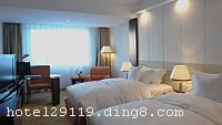 ��Ϊ�����еر��Խ��� װ�޷����� λ����Խ ��ͨ���� �����������ź����Ƶ������ڳ�������Ҫ�Ľ�ͨ���������֣���¥��23�㣬�������35000��ƽ���ס��Ƶ��������ʩ���ٻ����³�ཱ�͡��й�����ҵ��־�Է��꽨�����ƺš������λ����Խ���ɳ�6·��306·�ȵ��ﳤ����վ����ͨ������ �����������ź����Ƶ�ŷʽ�Ĵ��÷����أ��ٻ������ƽ𽱡��Ƶ�ӵ�и���ͷ�������ͳ�׷�����ʽ����׷��������������������ͷ������Ԫ���ĺ����豸��������ɫ���ӡ����ǵ��ӡ����ǽ���CATVϵͳ�����ӱ����䡢΢�Ͱɵȣ�����������ܰ�� ���������ͷ������������顢������һ�� ��ʩ��ȫ �������� �����������ź����Ƶ�ӵ�и�������������в��������������������⡢�ձ��������ṩ��ʽ���ȣ��������š��Ƶ���¥�ġ�����ǧ�족�๦�������350ƽ���ף�������200-300�˾ٰ첻ͬ�Ĺ��ܵĴ��ͻ��顣���ú�����¥�����������������ģ������걸�İ칫���Զ���ϵͳ��������ӡ������������ʼǱ�ʽ���ԡ����Ӵ��ֻ����ļ�װ�����ȡ�����Ϊ��ס�ı����ṩһϵ�п��ּ�������ʩ��ȫ���������ľ�Ϊһ���Ľ����豸�� �����Ƶ꿪ҵʱ��1996�꣬2008��ֲ�װ�ޣ������ͷ�װ�ޣ���¥��23�㣬�ͷ�����298�䣨�ף�����ʩ�����
������ʩ	�в��������������������⡢�ձ�����
��������	��������������Ӿ��
���ÿ�	Visacard,ĵ����,���뿨,���ǿ�,����,̫ƽ��,������,���´￨,��ͨ��,������,JCBcard
������ʩ	�Ƶ����д��С�С�ͻ����ҹ�9����������10-300�˲��ȣ�����������ʩ���ɳнӸ�����顣
�Ƶ��ر���ʾ
�����Ѱ����Ƶ����ѣ��������Ƶ��������á�˰�ռ����˶���Ҫ��ķ��á�
��ͨ���Ƶ����סʱ��Ϊ14��00�����ʱ��Ϊ����12��00������ǰ��ס���Ƴ���꣬�����������һ�����á�