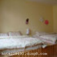 �㼣��ջ��˫��꣩λ�ڷ�˹ų����ģ����ڶ��ų�¥�����п������š�����Ĺʾӡ�������õȾ��㣬��ͨ������ ������ջ�Ŀͷ���������Ʋ�������ÿ�䷿�����Լ����صķ��װ���������£��ɹ����͸����Լ���ϲ����ѡ����ջ�ṩ�������������24Сʱ��ˮ���յ�������ϴ�¡�����ʽ�����ȣ���ѽ��ܷ���ܱ߾��㼰���ι��ԣ����������ܵ��� �����Ƶ꿪ҵʱ��2010��2��14�գ�¥��3�㣬�ͷ�����5�䣨�ף��� �ر���ʾ�����Ѳ�����Ʊ���յ��ѣ�����Ҫ��Ʊ��������10����Ʊ˰��������ṩһ����ϴ����Ʒ�������յ������Ʒѡ���ʩ�����
������ʩ	�ṩ����������
��������	�����齫
�Ƶ��ر���ʾ
�����Ѱ����Ƶ����ѣ��������Ƶ��������á�˰�ռ����˶���Ҫ��ķ��á�
��ͨ���Ƶ����סʱ��Ϊ14��00�����ʱ��Ϊ����12��00������ǰ��ס���Ƴ���꣬�����������һ�����á�