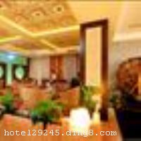 ����ؽ����˹��ʴ�Ƶ��Ƿ�˹ų���߹�ģ�͵��εļ����񡢻��顢�ȼ١�������һ��������Ƶꡣ�����λ����Խ����ͨ����������ʫ�续�ķ�˹ųǲ���Լ10-15���ӣ������ͭ�ʻ���Լ38����༪�׻�վԼ53���������Ʒ���ڹų��ľ������ȣ��������ʵĿͷ�����ȫ����ʩ��ϸ����Ͽ�͵ķ���Ʒ�ʣ������������ÿ���ס���ڼ�����׿Խ���Լ۱ȡ� ������ϵ�����ˣ�ʵ��������������֮�á������˹��ʴ�Ƶ꣬���첻�����Ǽ�����Ʒ�ʡ��Ƶ��ܽ������12000��ƽ���ף�����¹Ž������ϣ��ùŵ����ִ��������ںϡ��ڲ���ʩ��ȫ��װ�޸��ţ����п�������ĸ�������ͷ����и�����ɫ����ģ���ȵ����������ζ�������ϱ���ʽ��ȫ�����⣬�����ж๦���������������ҡ����ðɼ��������ġ�������������ʩ���������������λ������жȼ٣�����������͵�����֮ѡ�� �����Ƶ꿪ҵʱ��2011��4��1�գ���¥��8�㣬��¥��6�㣬�ͷ�����173�䣨�ף�����ʩ�����
������ʩ	����ʳ����һ¥����������124�˾Ͳͣ���¥����9�����ᣬ��Ӫ���ˡ���ˡ����˵Ȳ�ϵ���������š�
��������	�����齫��ɣ�ð�Ħ��������
���ÿ�	Visacard,ĵ����,���뿨,���ǿ�,����,̫ƽ��,������,���´￨,��ͨ��,������,JCBcard
������ʩ	���������ң����66�O��������25-35�ˣ���Բ������ �๦�ܻ����������180�O��������200�ˣ�����ʽ����
�Ƶ��ر���ʾ
�����Ѱ����Ƶ����ѣ��������Ƶ��������á�˰�ռ����˶���Ҫ��ķ��á�
��ͨ���Ƶ����סʱ��Ϊ14��00�����ʱ��Ϊ����12��00������ǰ��ס���Ƴ���꣬�����������һ�����á�