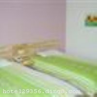 �ൺ��ʨ�󷹵��������ൺ�����ģ���ͨ��Ŧ�Ӱ���·�����������ϲ�100�״����ڽ�̨�����н֡��ൺ����ó�����ġ�տɽ�¡��ൺֲ��԰�ȡ��ݳ������߼��ൺ�������ҵ���Ĳ���10���ӡ���ͨ���������������� ���������ܽ������16000ƽ�ף����д󴲷���˫���������˼䡢�׷��ȸ�ʽ�ͷ���300�䣬�����㲻ͬ���͵���ס���󡣷��껹����������200�˵Ĵ�����ң�����С�����ҡ�������ȫ�����Ͳ������ʳ��С�����������ͷ�ڵ��ǲ���ҵ�ж�����ɫ�����ֺ���Ӧ�о��У��۸�������ñ��ʹ󱥿ڸ��� �������꿪ҵʱ��2001��5��1�գ�2010��2�¾ֲ�װ�ޣ�¥��11�㣬�ͷ�����290�䣨�ף��� ����ܰ��ʾ�����겻�ṩ��ѵ�һ����ϴ����Ʒ����ʩ�����
������ʩ	������ҿ�����150�ˣ��л����ҿ�����60�ˣ�С�����ҿ�����30�ˣ����аװ塢���졢��˵Ȼ����豸��
�Ƶ��ر���ʾ
�����Ѱ����Ƶ����ѣ��������Ƶ��������á�˰�ռ����˶���Ҫ��ķ��á�
��ͨ���Ƶ����סʱ��Ϊ14��00�����ʱ��Ϊ����12��00������ǰ��ס���Ƴ���꣬�����������һ�����á�