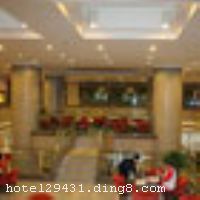 �Ƶ�ſ�
�����������޴�Ƶ���ӵ�ǰ���Ȧ����Ϊ�������ʻ������ĵ����׾Ƶ꣬��һ�����ʡ���ݵ����Ǽ��Ƶꡣ��2008���29����˻�ͱ����а»��ǩԼ�Ƶ�֮һ�������������ȣ������ԴӾƵ�ֱ�ﵽ�������ĵĸ����᳡���Ƶ����ڰ���ƥ�������������񳲡�ˮ��������������ֻ�貽��5���Ӽ��ɵִ���¹���չ������ֻ��20���ӵĳ��̣����йش�Ƽ�԰������10���ӵĳ��̡� �Ƶ�����Ϊ13��İ�ɫ�����������42,000ƽ���ס���������500��䣨�ף��ͷ���40�����ͬ�Ļ����ҡ���ʽ���Ĳ������๦�ܴ��������������Ĳ���������������㲻ͬ���Ļ��顢���롢�����������󡣵������ĵ���λ�á������Ľ�ͨ��רҵ�ķ����Ŷӡ���ȫ�ľƵ���ʩ��������̤��Ƶ����һ�����ܸ��ܵ�������顣��ʩ�����
������ʩ	�Ƶ�ӵ�з�������С�������4�䣺��Ʒ������������³�������ٸ����й�������ζ�Ĳ����Լ����͵ȸ�����ɫ�����ڲ˵㡣
���ÿ�	Visacard,ĵ����,���ǿ�,����,̫ƽ��,���´￨,������,JCBcard
������ʩ	��48�������ң��ڹ��ʻ��������ڣ�
�Ƶ��ر���ʾ
�����Ѱ����Ƶ����ѣ��������Ƶ��������á�˰�ռ����˶���Ҫ��ķ��á�
��ͨ���Ƶ����סʱ��Ϊ14��00�����ʱ��Ϊ����12��00������ǰ��ס���Ƴ���꣬�����������һ�����á�