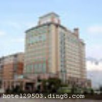 �żҽ�ͨ����ʾƵ���һ����������Ƶ꣬λ���żҽ����������ں���ʡ�Ĵ�ˮϵ֮һ����̬�����ˮ�ӵ����Σ����Ÿ��ٹ�·����ڣ���������ɽ����ɭ�ֹ�԰����ס�żҽ�ͨ����ʾƵ꣬�չ�����ʤ����ҹ���ˮ���������ط��裬�����˸����ͨ�����������������������ζȼ١�����Ǣ̸����������볡���� �����Ƶ꿪ҵʱ��2005��8��9�գ��½�װ��ʱ��2007��2�£�¥��16�㣬�ͷ�����277�䣨�ף�����ʩ�����
������ʩ	ͨ��ʳ����Ӫ����ˡ����ˡ����˼��������ˣ� ������������Ӫ�����ȼ������������Ʒ�� �����ɾ�Ӫ�����ֲ輰����Сʳ��
��������	���ơ�ɣ�á�����OK������������̨�򡢰�Ħ��ҹ�ܻ�
���ÿ�	ĵ����,���뿨,���ǿ�,����,���´￨,������,JCBcard
������ʩ	ͨ��๦�ܻ�����������ʽ������300�����ң� ͨ������ͨ����������ʽ������35-40�ˣ� ������������ʽ������80-100�ˣ� ��������ң���Բʽ������8-12�ˣ� �������������Բʽ������10-25�ˣ� ����軨����U�λ�軨ʽ������12-20�ˡ�
�Ƶ��ر���ʾ
�����Ѱ����Ƶ����ѣ��������Ƶ��������á�˰�ռ����˶���Ҫ��ķ��á�
��ͨ���Ƶ����סʱ��Ϊ14��00�����ʱ��Ϊ����12��00������ǰ��ס���Ƴ���꣬�����������һ�����á�