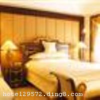 �Ƶ�ſ�
������������Է������һ�Ұ��չ��ʱ�׼��ƽ�������Ρ������ͱ��ݡ����ݵش������������Ÿ�����λ�ڱ��������⽻������ĵش��������찲�Ź㳡���ʹ����Ź���̨��ʹ������CBD�������������౱����վ��5���ӳ��̣���ͨ����������λ�ü�����Խ�� ������������Է�����Ǽ��ͷ������������֡����񡢻���Ϊһ��ĸ�Ʒ�ʱ��ݡ����صĽ�������Լ����ʵ��ŵĻ������������������Ŀ��������97�꿪ҵ�����Ⱥ������ʵķ���Ӵ�����ʡ�м������쵼����������ͬ��ҵ��ʿ���ܵ���������齾���Է���ݣ����ͽ����������ı�������ܰ�� �������ݿ�ҵʱ��1997��2��26�գ��½�װ��ʱ��2007��12��31�գ�¥��7�㣬�ͷ�����100�䣨�ף�����ʩ�����
������ʩ	�в�����������Ӫ����³�����ȸ��ྫ�����ȣ�������220��ͬʱ�Ͳͣ��߳�����⿼���������������������Ϊ���ͳ���һ��������ֵ����ʳ���硣
��������	ɣ�ð�Ħ��������Ӿ�ء�̨���ҡ������ҡ�����OK���������齫��
���ÿ�	Visacard,ĵ����,���뿨,���ǿ�,����,̫ƽ��,���´￨,��ͨ��,������,JCBcard
������ʩ	�����������������ң���������110�ˣ������ɰ�̨������������ʩ����Ϊ�����ṩ���顢רҵ�ķ��� ��һ�����ң�������70�ˣ�����ʽ���� �ڶ������ң�������110�ˣ�����ʽ����
�Ƶ��ر���ʾ
�����Ѱ����Ƶ����ѣ��������Ƶ��������á�˰�ռ����˶���Ҫ��ķ��á�
��ͨ���Ƶ����סʱ��Ϊ14��00�����ʱ��Ϊ����12��00������ǰ��ס���Ƴ���꣬�����������һ�����á�