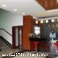 �Ƶ�ӵ�в�����ܰ�ı�׼�����󴲷������˷��������׷��������ҵȸ��෿��60��䣬�ṩ24Сʱ��ˮ��ԡ���յ�����������ѡ�������ͣ�����ȵȡ�Ϊ������������еȿ����ṩ����ܰ���ɾ���������ҡ����������֮���� ����ܰ��ʾ�����˱��ݲ���ˢ������ʩ�����
������ʩ	�Ͳͷ���
�Ƶ��ر���ʾ
�����Ѱ����Ƶ����ѣ��������Ƶ��������á�˰�ռ����˶���Ҫ��ķ��á�
��ͨ���Ƶ����סʱ��Ϊ14��00�����ʱ��Ϊ����12��00������ǰ��ס���Ƴ���꣬�����������һ�����á�