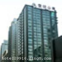 �Ƶ�ſ�
���������������Ĺ�Ԣ�Ƶ����ڵ���ʮ���ߣ�����վ��B�ڳ�����������ͨ�ǳ��������Ƶ괦�ڱ���������CBD��ó��������������һ�����й��ʹ�Ԣ��ʩ�ľƵ꣬λ�ڶ������������ԣ���7-11�����ꡢ����¡�����������á����ذٻ��ȶ���̳����������ڣ�������ʩ�������Ƶ���Χ�����ڻ��ֹȡ���̳����̶������������԰�ȶ���������Ƶ�ӵ�и��ֲ�ͬ���ε���ͨ�䡢��׼�䡢�����䡢������ȣ��������÷ֻ�ʽ����Լ���Կ�����յ�ϵͳ����ͬ����˽������ܰ������ƣ�����ʽ�ҾӲ��ã��䱸ȫ�׼Ҿߡ��������������������ʽ������񡢹�Ͳϴ�»������䡢���Ȼ���DVD�ȡ��ṩϴ�¡��������ĵȷ��������ڿ���ʽ���������ж���������г����� �����Ƶ꿪ҵʱ��2003��5��8�գ�¥��28�㣬�ͷ�����150�䣨�ף�����ʩ�����
������ʩ	��ʽ��������������������⡢���Ŀ�͡���������
��������	�����齫��SPA��������
���ÿ�	Visacard,ĵ����,���뿨,���ǿ�,����,̫ƽ��,���´￨,��ͨ��,������,JCBcard
�Ƶ��ر���ʾ
�����Ѱ����Ƶ����ѣ��������Ƶ��������á�˰�ռ����˶���Ҫ��ķ��á�
��ͨ���Ƶ����סʱ��Ϊ14��00�����ʱ��Ϊ����12��00������ǰ��ס���Ƴ���꣬�����������һ�����á�