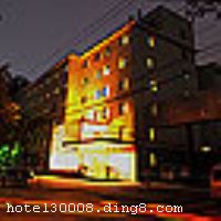 �Ƶ�ſ�
����������������Ƶ�ش�����·���˵İ����ﱱ�֣������˶�����԰�����������������ģ������������԰������ȥ����̳��԰��Ӻ�͹�����������·�����˳��ݡ��񳲡���ˮ�������ȵأ������෽��ȥ���ӹ�¥�������ĺ󺣾ưɽ֣��ܱ߻������ˣ������о��� �����Ƶ�ӵ�������׼�䡢�׼�ȹ���109�䣬���ж����ý�������������͵����������в���������200�˾Ͳͣ����д�������Ͱ��䣻�Ƶ깦����ʩ���ƣ�ӵ�������ҡ��������ġ�KTV�����ȣ�Ϊ���͵���ס�ṩ������ �����Ƶ���1997��2��5�տ�ҵ��2008������װ�ޣ���¥��6�㣬��¥��2�㣬�ͷ�����109�䣨�ף�����ʩ�����
������ʩ	�����в�����λ��2¥��װ�ε��ţ��ṩ�ϱ���ζ��ʽ��Ʒ�� ���������и�ʽ���䣬����������150�˵ľͲͼ�������
��������	�����齫������OK
���ÿ�	Visacard,ĵ����,���뿨,���ǿ�,����,̫ƽ��,������,���´￨,��ͨ��,������,JCBcard
������ʩ	�๦������������ң���������Լ120�ˣ�����ͶӰ�ǡ���̨����̨�����졢��˷�ȷ��� �С�С�ͻ����ң�������12-25�ˣ��ṩ��ˮ���ʣ�ֽ���װ�ȷ���
�Ƶ��ر���ʾ
�����Ѱ����Ƶ����ѣ��������Ƶ��������á�˰�ռ����˶���Ҫ��ķ��á�
��ͨ���Ƶ����סʱ��Ϊ14��00�����ʱ��Ϊ����12��00������ǰ��ס���Ƴ���꣬�����������һ�����á�