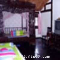 �������ǿ�ջ��λ�����������������ϵ�һ�ҹ�����ӿ�ջ�����漴������ʳ�������ű��Ǿư�һ���֣����ڹ������ĵ������ţ����п������곤�ȡ����֡��δ����ģ���ջΪ��լԺ���֣��������ţ�����ȡ�����������ľ���ľ�񻨴��Ŵ󴲼��Ҿ߳��裬�����쾮����ѺȲ����죬������ԡ���յ������������� ������������˿������͵����˷羰�⣬���������ͼҾߵ��������̼��񻨴�ͳ���ա�����լԺ�Ĵ����������Ժ����Ļ��ݣ�С�����������ǵ�����������졢���Ŵ������Ų裬����ƣ�ƣ���ĵ�����õ����׵���Ϣ�� ������ջ��ҵʱ��2005��5��1�գ��½�װ��ʱ��2009��10�£�¥��2�㣬�ͷ�����17�䣨�ף��� ����ܰ��ʾ�����Ƶ���ʱ�޷��ṩ��Ʊ����ʩ�����
������ʩ	���ṩ��ͼ���������
��������	�����齫
�Ƶ��ر���ʾ
�����Ѱ����Ƶ����ѣ��������Ƶ��������á�˰�ռ����˶���Ҫ��ķ��á�
��ͨ���Ƶ����סʱ��Ϊ14��00�����ʱ��Ϊ����12��00������ǰ��ס���Ƴ���꣬�����������һ�����á�