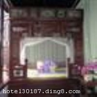 ���������ð����������ջϵ�㽭ʡ���������ﱣ����λ��λ��ʯƤŪ���࣬ʼ����Ԫĩ������Ϊ�������ϵ���佨������ϵ�����˿������ξ��㡣��������Ⱥ�����򱱣�����ǽ����Ϊ������������������¥�����������ݡ�Ԫʷ��������ʷ�����أ������ݻ滭�Ƶ��н�����������֮��Ȼ���˴������ȡ����ϸ�������ȴ����ɼ����䵶��֮��տ����֮Բ������̬֮���棬����ӽ�����ʵ����������Ϊ�о��������������Ͽ̾޷���������������-����һ�ٸ����١��֡�����������ɵİ���ͼ�����������������ϸ�壬���˻�Ϊ��֮���ݿ�֤��������ĹŽ�����Ʒ��ȫ����������,���Դ����ֺųơ�������������ʩ�����
�Ƶ��ر���ʾ
�����Ѱ����Ƶ����ѣ��������Ƶ��������á�˰�ռ����˶���Ҫ��ķ��á�
��ͨ���Ƶ����סʱ��Ϊ14��00�����ʱ��Ϊ����12��00������ǰ��ס���Ƴ���꣬�����������һ�����á�