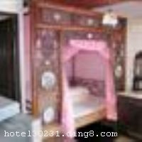 �������������ŵ��黳�����ջ���ܲ�λ������۱���56�ţ�58��2�ң����ھ����ڵ�����λ�ã��뷱���������֡��ư�һ�������ڣ����з��㣬�Ҿ�ɫ���ˣ����ߴ�����������ȡ������ջΪ���͵Ľ���ˮ����ӽ�����ǰ�ٽ֣������ӣ�ǰ����ã��δ�ǰ�Ž��������ݺ����һ¥Ϊ���������ľ����йݡ�����¥Ϊ��ջ�ͷ����ͷ��ڵĳ����Ϊ����Ҿߣ������Զ��������󣬷����ţ���ɫ���㡣�����⣬����Ժ����С��������������֪�ѣ��д�����������Ʒ�������죬����ʱ�⵹������ �ܲ��ͷ��У����죬���ۣ�ƾ�����Ÿ����� ������ջ���зֲ���λ������������դ��49�ţ�ƽ���ϲࣩ���뾰��һ��֮ң����ˮ�������ƴ���ˮ�����ż��ӣ��غӾ�ɫ������������������ˮ�۾�ƽ̨�������������졢�Ȳ衢��������������ʧΪһ�����еĺ�ȥ���� �ֲ��ͷ��У����£����㣬̽���� ��ջ�ͷ���ʩ��ȫ�����ж�����ԡ��ϴ����Ʒ���յ���ˮ�����ֵ��ӵ���ʩ���������á�Ը��������������Ϊ��������֮�е���ܰ��վ����������������ʱ����ÿһλ���͵ĵ���ס�� ������ջ��ҵʱ��2011��01��01�գ���¥��2�㣬�ͷ�����8�䣨�ף��� ����ܰ��ʾ�� 1���˾Ƶ겻��ˢ������ʩ�����
�Ƶ��ر���ʾ
�����Ѱ����Ƶ����ѣ��������Ƶ��������á�˰�ռ����˶���Ҫ��ķ��á�
��ͨ���Ƶ����סʱ��Ϊ14��00�����ʱ��Ϊ����12��00������ǰ��ס���Ƴ���꣬�����������һ�����á�