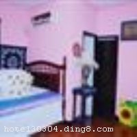 ��������ܷε��ջλ�ڹ�������������93Ū��������һ��������������������ʯƤŪֻҪ��ʮ��·�̣�����ȡ����ƽ�Ͱ���֮�ء���ջ�ͷ���ʩ��ȫ��������ԡ������ʮ�������䡣�����ļ�Ϊ������ɫ�񻨴󴲷����߼�Ϊ��׼�䣬һ�������׷��ɹ�ѡ��ÿһ�䶼���ݲ�ͬ��װ�κͷ�������ɫ���ֱ�Ϊ���������£�����֮������ˮ��ˮ�����������������ӣ�������ӣ�������¥���̴���˯�������ʱ����ҹ���ա� ��������ܷε��ջ������ɫ��������ͥǰ���񣬺�����ʽ��Ժ�ӹ������У�������ѵ�����������������鲼������ջ����������Զ�������ѷ�����������������;�ͳ�����ϲ�������֣���Һ�����ӣ��տ���ϲ���ĸ����Ŀ���������˾����ղص������鼮����Ʒ��������������һ���������������ն�������һ�����ȣ�����һƿ����ơ�ƣ�ʱ������һ�̶���Ժ������������棬�Ǻ�ɫ�ĵ�������΢�������趯����̧ͷ����Ժ���Ͽ��������죬����ķ������׽�Զ��ȥ��Ҳ�����Ը��������������������е���ȥ������ʩ�����
�Ƶ��ر���ʾ
�����Ѱ����Ƶ����ѣ��������Ƶ��������á�˰�ռ����˶���Ҫ��ķ��á�
��ͨ���Ƶ����סʱ��Ϊ14��00�����ʱ��Ϊ����12��00������ǰ��ס���Ƴ���꣬�����������һ�����á�