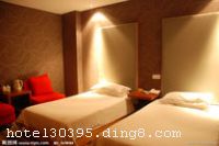 �ൺ�����������λ���ൺ���������ʳ�·51�š�53�ţ�����λ����Խ����ͨ�����������վ������վֻ��3����·�̣��ܱ߹�����·30������ͨ������������Ƶ���������������������λ�ö��أ��󺣽�����ߣ����ൺ�����������ڶ��ӣ�����ջ�ŷ羰�����������á��������á�����Ժ���ܶ������貽��5-10���ӣ��������ˮԡ�����������硢��������ݵ�һϵ�о������賵��5���ӡ����Ҿ��뺣��һ����ֻ�в�������ӣ�������Ļ����ʳ���ֹ㳡����10���ӵĳ��̡������ܱ��̳����������﷽�������ڰ�ʢ����㳡����ɽ�̳ǣ��������ζȼ١����й���ĺ�ȥ�����Ƶ�ӵ�иߡ��С��͵��ͷ�100��䣬200�����λ����׼�䡢��ͨ�䡢���˼䡢���˼�������͵ķ��乩��ѡ�񡣿ͷ����༰������ȫ�������㲻ͬ���˵Ķ������󡣿ͷ�������������ʩ��ȫ�����������������ֵ��ӡ�����յ����绰�����������䡢24Сʱ��ˮ����ѿ������������ַ������е��ԣ������豸��ȫ��������ȫ�����������������������Ρ�����ȼٵ�����ѡ�� �������ݿ�ҵʱ��2009��10��01�գ��ֲ�װ��ʱ��2012��02��01�գ���¥��2�㣬�ͷ�����100�䣨�ף��� ����ܰ��ʾ�� 1���˱��ݲ���ˢ���� 2��������ͣ��������ʩ�����
�Ƶ��ر���ʾ
�����Ѱ����Ƶ����ѣ��������Ƶ��������á�˰�ռ����˶���Ҫ��ķ��á�
��ͨ���Ƶ����סʱ��Ϊ14��00�����ʱ��Ϊ����12��00������ǰ��ס���Ƴ���꣬�����������һ�����á�