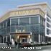 �ൺ�����ִ󷹵괣��������������������������CBD���ģ�λ��������·���ϱ����ൺ����԰�����������·����ģ��������ൺ������ҵ԰��������ҵ��������������ʩ��ȫ�� �����Ƶ���һ�Һ�������Ƶ꣬ӵ��110���ִ��������ͷ������ϲ��ݲ��ø�֧ɴ�����ܶȵ�ˮ������֯Ʒ��͸���ԡ������Ⱥá��Ƶ���Ʊ���ǰ������ܰ�����װ��ͻ��ʱ�С���ݵķ��Ϊ������������ʱ������Ƶꡣ�Ƶ����ж�����ɫ����������Ϊ�����ṩ����׼���ĸ��ֲ�ϵ���๦�ܻ������ģ���ʩ��ȫ����Ϊ�����ṩ�걸�Ļ������ �����Ƶ꿪ҵʱ��2011��08��01�գ���¥��8�㣬�ͷ�����110�䣨�ף�����ʩ�����
������ʩ	�в����������������ͬ���İ���25������ͬʱ����700���˾Ͳͣ���Ӫ³�ˡ����ˡ��ൺ���غ��ʡ��Լ���������ɫ�߲ˣ�ɢ������Ѽ�ȣ��Ǻ���ϲ�硢��˾����ȴ��ͻ������ѡ��
��������	�����齫������OK����ɣ�ð�Ħ������
���ÿ�	ĵ����,���뿨,���ǿ�,����,̫ƽ��,������
������ʩ	������ң�������400�ˣ�����ʽ���� ���ͻ����ң�������120�ˣ�����ʽ���� С�ͻ����ң�������20-40�ˣ���Բʽ����
�Ƶ��ر���ʾ
�����Ѱ����Ƶ����ѣ��������Ƶ��������á�˰�ռ����˶���Ҫ��ķ��á�
��ͨ���Ƶ����סʱ��Ϊ14��00�����ʱ��Ϊ����12��00������ǰ��ס���Ƴ���꣬�����������һ�����á�