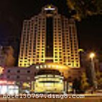 �ൺ���ش�Ƶ�������ǧ�����ؾƵ꼯�š��������ൺ�����Ρ����á����ڡ���ҵ���ĵ������·����ó���ġ�������¥�����͹��ﳡ��������ߡ��Ƶ�ӵ�и���ͷ���������ʩ��ȫ���Ƶ����ɫ���������������в������ղ��������þưɣ������㲻ͬ���˵Ŀ�ζ���Ƶ�Ĵ�������ʹ�С���ȵĶ๦������������ʩ�������豸���ƣ�����ѵ�����صĻ��������Ա���Ǿٰ���顢���������ѡ�� �����Ƶ꿪ҵʱ��1997�꣬2007��ֲ�װ�ޣ�¥��24�㣬�ͷ�����455���ס���ʩ�����
������ʩ	���������в������ղ��������þư�
��������	��������Ӿ�����ơ�ɣ�á�������������Ħ��ƹ����
���ÿ�	Visacard,ĵ����,���뿨,���ǿ�,����,̫ƽ��,������,���´￨,��ͨ��,������,JCBcard
������ʩ	���������1000ƽ���ף�������550�ˣ�����ʽ���� ��������370ƽ���ף�������200�ˣ�����ʽ���� ĵ������300ƽ���ף�������150�ˣ�����ʽ���� �ٺ�����256ƽ���ף�������100�ˣ�����ʽ���� �������120ƽ���ף�������80�ˣ�����ʽ���� �ﺣ������������������������50ƽ���ף��ֱ������30�ˣ�����ʽ����
�Ƶ��ر���ʾ
�����Ѱ����Ƶ����ѣ��������Ƶ��������á�˰�ռ����˶���Ҫ��ķ��á�
��ͨ���Ƶ����סʱ��Ϊ14��00�����ʱ��Ϊ����12��00������ǰ��ס���Ƴ���꣬�����������һ�����á�
