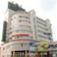 ӥ̶�ʹڹ��ʴ�Ƶ���ϵ�ɽ���ʡ�ڶ��������޹�˾Ͷ���˽��������Ҽ�ί�������⾭ó�����������ξ���׼����һ�Ұ����Ǽ���׼�˽�������������η��꣬ռ�����7Ķ��¥��9�㣬�ܽ������Ϊ1��ƽ���ף����岼�ַ���¥����¥����ǰ���д���ͣ�������Ƶ�λ��ӥ̶��������ҵ�����ضΣ���ͨ����������ҷ羰����������ɽԼ19.6�������ӥ̶��վ���Ӷ��̳ǣ��ڽ�ӥ̶ʱ���㳡������λ����Խ�� ����ӥ̶�ʹڹ��ʴ�Ƶ�ӵ�и����Ϳͷ�70�䣨�ף������ʺ�����������ţ�����������ʩ������ȫ���ṩ����������������¥�㣻�����в͡����͡����ðɡ����վӵȲ�����ʩ������ҹ�ܻᡢKTV���ʹ�ɣ�����ġ�������ա������ҡ������������������������ֳ��������й����̳����������ġ��ʻ�������׷�����ʩ���Ƶ����к�����������յ�ϵͳ��24Сʱ���ǵ��Ӻͱ�·���ӽ�Ŀ������/����ֱ���绰�������������񼰱������֡��Զ���������������ϵͳ�����ݰµ�˹���ݵ��ִ�����ʩ���Ƶ��ڶ�OO����һ��ʮһ�տ�ҵ����ӥ̶�к����İ��������Ǽ���׼����͹���������Ƶꡣ �����Ƶ꿪ҵʱ��2006��1��11�գ���¥��9�㣬��¥��4�㣬�ͷ�����70�䣨�ף�����ʩ�����
��������	����OK����ɣ�ð�Ħ
���ÿ�	ĵ����,���뿨,���ǿ�,����,̫ƽ��,������
������ʩ	�����ң�������100���ˣ�����ʽ����������ͶӰ�顢��������ʩ��
�Ƶ��ر���ʾ
�����Ѱ����Ƶ����ѣ��������Ƶ��������á�˰�ռ����˶���Ҫ��ķ��á�
��ͨ���Ƶ����סʱ��Ϊ14��00�����ʱ��Ϊ����12��00������ǰ��ס���Ƴ���꣬�����������һ�����á�