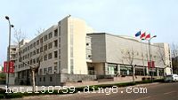 �ൺ��ѧ����ѧ���������ģ���Ƶ꣩���ൺ��ѧ����������չ��Ҫ���˽��ļ��������ͷ���ѧ�����������顢���νӴ��ȹ�����һ��Ļ����;Ƶꡣ�Ƶ�λ�ڷ羰�������Ļ���ΧŨ�����ൺ��ѧУ԰�ڣ�����λ����Խ�� �����Ƶ�ӵ�и����׼�Ŀͷ������а�����ͨ��׼�䡢������ȡ�ͬʱ���Ƶ���������������VIP���䡢�����䡢����������С���ȵĻ������Լ��������ġ��������ġ�Ʊ�����ĵ��ۺϷ���������ʩ���Ǹ�����顢ѧ�����桢�����ݳ���������ѵ�ͻ���ѵ�ٰ������֮�ء��� �����Ƶ������������ܱ黷����Ũ�����Ļ���Χ����ˮƽ�ĽӴ�����ɹ��Ӵ��ˡ�ɽ����У֪ʶ��Ȩ�о�����ᡱ����������ѧEMBA�γ̰࿪ѧ���񡱡����й�����Ժ���̿Ƽ���̳�������ൺ���˼���2005�깤�����顱�ȹ��ʡ����ڵ���Ҫ����ͻ�� �����Ƶ꿪ҵʱ��2003��9��29�գ�¥��6�㣬�ͷ�����120���ס���ʩ�����
������ʩ	�в����������������������ư�
���ÿ�	Visacard,ĵ����,���뿨,���ǿ�,����,̫ƽ��,���´￨,��ͨ��,������,JCBcard
������ʩ	����ѧ����������������400�ˣ� ��������ң�������20-80�˲��ȡ�
�Ƶ��ر���ʾ
�����Ѱ����Ƶ����ѣ��������Ƶ��������á�˰�ռ����˶���Ҫ��ķ��á�
��ͨ���Ƶ����סʱ��Ϊ14��00�����ʱ��Ϊ����12��00������ǰ��ס���Ƴ���꣬�����������һ�����á�