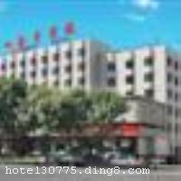 �Ƶ�ſ�
��������ĵ��������һ���������Ǽ����ݣ��ش��йش�߿Ƽ�԰�����������ڱ�̫ƽׯ���������˴壬����������ݡ��񳲡�ˮ������Լ6���������������֮һ��Ԫ�󶼳�ԫ��ַ��԰��λ�ڱ����ϲ࣬�����̵ء���ľ������ÿ������ʱ�֣��ܱ��������񶼻��ڻ�԰����ɢ�����������壬����˵��������Ϊһ����Ⱥ�ۼ�����ͨ�����ĳ����������ܱߵĴ�΢ĵ��԰�̳������������ͳ��С�������Ժ��Ҳ�����֡�������е����ȥ�����ܱ�������ҵ��λ���غͱ���֪���ߵ�ѧ�������ڣ���������Ӫ��������õĻ�����ѧϰ������ �����Ƶ꿪ҵʱ��2003��10�£�2010��2�¾ֲ�װ�ޣ���¥��7�㣬��¥3�㣬�ͷ�����164�䣨�ף�����ʩ�����
������ʩ	�����в�����һ�����ׯ԰������
��������	ɣ�ð�Ħ�������齫
���ÿ�	Visacard,ĵ����,���뿨,���ǿ�,����,̫ƽ��,���´￨,��ͨ��
������ʩ	�Ƶ�ӵ�л����Ҽ������6����������20-200�˵Ļ��顣
�Ƶ��ر���ʾ
�����Ѱ����Ƶ����ѣ��������Ƶ��������á�˰�ռ����˶���Ҫ��ķ��á�
��ͨ���Ƶ����סʱ��Ϊ14��00�����ʱ��Ϊ����12��00������ǰ��ס���Ƴ���꣬�����������һ�����á�