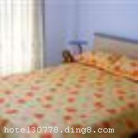 �Ƶ�ſ�
��������ʱ�оƵ깫Ԣ�������ŵ꣩λ�ڱ����г������������̳�����������¡�֣��ڽ������ŵ���վ��ȥ��ǰ�š��찲�š��ʹ�����̳��������������������վ��ͬ��ҽԺ��Э��ҽԺ��CBD��Ȧ��ʮ�ֱ���������������·���ɵ��С���������ܱ���ϵͳ��24Сʱ����Ѳ�ߣ��ಿ���ٵ��ݣ�24Сʱ��ˮ��������ȫ�ĸ��ּҾ߼ҵ磨�󴲻�2�����˴������䡢ϴ�»������������ӡ����¯���ʹ�����Ʒ��ȫ�������������䱣֤����ס�޵����ʣ����࣬��������ȫ��ʱ�ж�����ص㡣 ������Ԣ��ҵʱ��2007��4�£�2009��10�¾ֲ�װ�ޣ���¥��7�㣬�ͷ�����30�䣨�ף��� ����ܰ��ʾ���� 1.�˾Ƶ겻�ṩ���߷�Ʊ�� 2.�Ƶ겻��ˢ������ʩ�����
������ʩ	�����������ṩ���¯��΢��¯���������̻��ȡ�
��������	����OK��
�Ƶ��ر���ʾ
�����Ѱ����Ƶ����ѣ��������Ƶ��������á�˰�ռ����˶���Ҫ��ķ��á�
��ͨ���Ƶ����סʱ��Ϊ14��00�����ʱ��Ϊ����12��00������ǰ��ס���Ƴ���꣬�����������һ�����á�