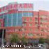 ���ݺ�Զ�ֳȴ�Ƶ����ֳ�����Ƶ������Ͷ�ʣ����޹�˾�������Ƶ꣬�ǽ����׼�ʱ�о�Ʒ�����Ƶꡣ�Ƶ�λ�ڸ��ݼ����Ρ����á�������һ��Ļƽ�ش������ƽ𿪷����ͼҴ����105�������㴦������������վ�����棩���Ƶ���Χ200�׷ֲ��Ž��Ĵ��г���ˮ�����г����������ġ����������ǡ��ֲĴ��г�����Ʒ����װ�ι㳡����۹�ҵ԰�������ݸ�У���ȡ��Ƶ����105��������ͨס�ܱ��سǼ�������С��Ͻ��ƽ�������������ݴ�ء� �����Ƶ깲�к�����Ӣ�����׷�����Ӣ���ַ�����Ӣ����Բ��������Ӣ���񷿡���Ӣ˫�˷������˷����ȸ��ַ��ͣ��������ʱ�С���Ʒ�����¡���Ͼ֮�࣬����ȥ�ƽ�㳡��������������Ȫ��ȥ����������̬ũׯ��������«��������ɫ��̬����ũׯ��ȥ����4A���羰������ͨ���������ǵ��¾��ڵķ�⡣���ݺ�Զ�ֳȴ�Ƶ��Ǹ�����ʿ��������֮�ء� �����Ƶ꿪ҵʱ��2005��06��01�գ��½�װ��ʱ��2010��10��01�գ���¥��6�㣬�ͷ�����88�䣨�ף�����ʩ�����
������ʩ	�в�����ӵ��6�����ᣬ�Ըӡ�����Ϊ����
��������	�����齫��ɣ�ð�Ħ
���ÿ�	ĵ����,���뿨,���ǿ�,����,̫ƽ��,������
�Ƶ��ر���ʾ
�����Ѱ����Ƶ����ѣ��������Ƶ��������á�˰�ռ����˶���Ҫ��ķ��á�
��ͨ���Ƶ����סʱ��Ϊ14��00�����ʱ��Ϊ����12��00������ǰ��ס���Ƴ���꣬�����������һ�����á�