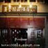 ����ɽ´�ᾫƷ�Ƶ�λ�������Ĵ�ƺ�´壨���㳡�����ࣩ���Ƶ���ɽ���Ļ�Ϊ���⣬�Ǿ���ɽ�׼�ɽ�Ӷȼپ�Ʒ�Ƶꡣ�Ƶ�λ�ھ���ɽ�����ڽ���Ϊ������·�Σ�ȥ����ֲ��нֽ��貽��ʮ���ӣ��ܱ߻��ڽ��й���ӱ߽���ί��ַ������ɽ�������Ҽ�����������ɽ��������ݡ��ڴ����ë�󶫾ɾӵȸ����������ξ��㣬ȥ������ɽ����վҲֻ�貽��ʮ���ӣ�λ�ó��м�Ϊ������ ��������ɽ´�ᾫƷ�Ƶ�24�䣨�ף�������ɽ��ϵ�пͷ�����������Ϫ���������������ϵ�У�װ�޸�����ɫ�����һ�񡣻����Ժ�ɫϵ��Ϊ������׷�������ÿͻ����������ĺ�ɫ֮�á����������Ƶ���ܸ��ܵ�����ɽŨŨ�ĺ�ɫ����֮�飬���������������Ǻͼ��ˡ�����һͬ���ζȼ٣�������������ɽ�����ѡ��֮���� �����Ƶ꿪ҵʱ��2011��7�£���¥��3�㣬�ͷ�����24�䣨�ף�����ʩ�����
��������	�����齫
���ÿ�	Visacard,ĵ����,���뿨,���ǿ�,����,̫ƽ��,������,���´￨,��ͨ��,������,JCBcard
�Ƶ��ر���ʾ
�����Ѱ����Ƶ����ѣ��������Ƶ��������á�˰�ռ����˶���Ҫ��ķ��á�
��ͨ���Ƶ����סʱ��Ϊ14��00�����ʱ��Ϊ����12��00������ǰ��ס���Ƴ���꣬�����������һ�����á�