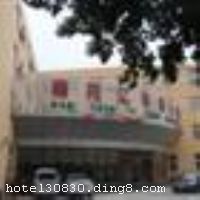 �Ƶ�ſ�
����������Է�ڷ�����Ƶ���������ȫ��һ���ۺ��;Ƶ꣬�����ڷ�̨���尮�Ͷ�����Է��԰�Աߣ��ڽ���Է��������ͨ�������Ƶ���ʩ��ȫ�����һ���ж������Ϳͷ���Ϊ�������󣬻����й������ġ������ҡ������ҵȡ��Ƶ��ԡ��������ϣ������һ��Ϊ��Ӫ��ּ���Ǳ����������е�����ѡ�� �����Ƶ꿪ҵʱ��2010��4��30�գ���¥��4�㣬�ͷ�����80�䣨�ף�����ʩ�����
������ʩ	�в���
��������	�����齫
���ÿ�	Visacard,ĵ����,���뿨,���ǿ�,����,̫ƽ��,���´￨,��ͨ��,������,JCBcard
������ʩ	�����ң���ͬʱ����60��ѧϰ�����飬��ʩ��ȫ��
�Ƶ��ر���ʾ
�����Ѱ����Ƶ����ѣ��������Ƶ��������á�˰�ռ����˶���Ҫ��ķ��á�
��ͨ���Ƶ����סʱ��Ϊ14��00�����ʱ��Ϊ����12��00������ǰ��ס���Ƴ���꣬�����������һ�����á�