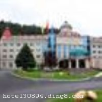 ����ɽӳɽ����ݵش���ƺ��λ�ں��·�볤��·���࣬����λ����Խ���������ţ��ڽ�����ɽ����վ����ͨ���б���������װ����ܰ���ʣ�����ʱ�С� ��������ɽӳɽ�������¥��5�㣬ӵ�пͷ�140��䣬�б�׼�䡢���˼䡢������䡢�����׷��������׷��͸�ʽ�׷��ȶ��ַ��͹�����ѡ�񣬷�����ʩһӦ��ȫ�����һ�Ϊ�����ṩ���ͣ������������������ġ�ϴ�·���ȷ�����ʩ�������㲻ͬ���˵����������������С���ͥ�ȼٵ�����ѡ�� �������ݿ�ҵʱ��2003��7�£��½�װ��ʱ��2011��6�£��ֲ�װ�ޣ���¥��5�㣬�ͷ�����140�䣨�ף�����ʩ�����
������ʩ	�в�������Ҫ��Ӧ�Ӳˡ����˺���ˣ�������260���ò͡�
���ÿ�	ĵ����,���뿨,���ǿ�,����,̫ƽ��,������
������ʩ	���д�С���ȵ�7�������ң�������20-260�ˡ�
�Ƶ��ر���ʾ
�����Ѱ����Ƶ����ѣ��������Ƶ��������á�˰�ռ����˶���Ҫ��ķ��á�
��ͨ���Ƶ����סʱ��Ϊ14��00�����ʱ��Ϊ����12��00������ǰ��ס���Ƴ���꣬�����������һ�����á�