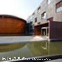 �ൺCHINA�����Ļ������Ƶ�����Ӣ�ġ��й�����������Ԣ����Ŀ���й��Ļ�����������������������ǰ�����С���Ȼ��̬���˻��ռ�Ϊһ�壬ͬʱչʾ�俪���Ժ͹����ԡ�����Ⱥ������������Զ��й���ͳ��ӽ������ϵĸ������ص�ߢȡ���Ϸ��ͼ��˵�Բ����¥�ͱ����ĺ�Ժ������ߴ����ԵĽ��������쾮��ͥԺΪ���ĵĽ������ţ�չ�ֳ��й���ͳ��ס�Ļ����������������Ȼ�������ˡ����뽨��֮��ġ��ͺϡ����ʡ� �Ƶ꿪ҵʱ��2008��7�£�¥��5�㣬�ͷ�����126�䣨�ף���ӵ�д��С�С���������ң�ӵ�в�λ500����� �Ƶ��������ൺ�����������Ρ����á��Ļ����ĵ�������·��ɽ��1388�Ļ�������������ó���ġ����Ĺ㳡�������·�ۺ���ҵ�֡��ൺ���ڽ֡��·����أ������ൺ��У�������غ������硢����ơ�Ƴǡ����ʻ�չ���ĵȣ�����λ����Խ���������š�����������������ٱ�ի�������ֻ�������³��³��³������ζ���˾����Ļ��еġ���ѧ���롰��ѧ�����ǵ����ִ�ʱ�еرꡣ��ʩ�����
������ʩ	��¥�������¸����ͼ���¥���죬ľ�ƣ��������㣬һ¥Ϊ���ɲ�����������¥Ϊ���䣬ӵ��16������������5�䣬10��������17�䡣��ʱ��³�ˡ��׸���Ϊ�����ڹ������䡢����������һ������һ����Ԫ�ںϵĶ����Ļ������� ¡���Ƴ�CHINA���纣�Ρ����㡢�����̿����ɲͣ�����88Ԫ/λ������128Ԫ/λ�� ��100����Ʒ������ѡ���ں�58Ԫ����һ�ݣ����и����̺��㡢�̺��ʣ��к��㡢�Ӽ���ȣ������̹���ÿ��һλ�����������������㡢��ǹ��ȣ����и��ֿ����ʡ�ʮ����ɽ���ط���ɫС�ԣ���ʽ���ˡ���˵ȵȡ��������϶�����ɫ���ױ��ݣ����ϸ����ʣ�����Ѱ�Ħ����Ѳ�Ь���� ���ɲ͵��ص㣺�����������ȡʳ��ֻ���ͣ�����������ʳ��
��������	���������齫����ë�򡢰�Ħʦ����ԡ
���ÿ�	Visacard,ĵ����,���뿨,���ǿ�,����,̫ƽ��,������,���´￨
������ʩ	С�ͻ����ң�λ�ھƵ��¥������20-30�˿��᣻ ���ͻ����ң�λ�ھƵ��¥������60-80�˿��᣻ ��ѧ���ã�λ�ھƵ���¥������180-230�˿��ᡣ
�Ƶ��ر���ʾ
�����Ѱ����Ƶ����ѣ��������Ƶ��������á�˰�ռ����˶���Ҫ��ķ��á�
��ͨ���Ƶ����סʱ��Ϊ14��00�����ʱ��Ϊ����12��00������ǰ��ס���Ƴ���꣬�����������һ�����á�