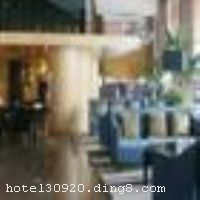 �ൺ��ʤ�ضȼپƵ������ڷ羰�����Ļ�Ȫ���ϣ��泯������������Ȼ��ˮԡ�����������Ҽ���ò���������˴�ء��羰��ʤ����Ȫ�㳡����ɽ��԰����������ֲ����ң�����ľջ�����������Ⱥ������Χ��������������纣�ϣ��̺����죬ŷ½���顣��ʤ�ضȼپƵ��ǵ�����߷ḻ������Դ�ľƵ�֮һ��Ϊ���жȼ�����칫��������齴�������ʩ�����
������ʩ	- ������ɫ����50-60���òͣ����������� - ����������100���òͣ�������ͣ� - ��ʤ�������10-12���òͣ� - ���ÿ��Ⱦư��ֹ����ȣ�������ƣ�������֭�� - ɽ���������12���òͣ� - ��ͥ�������60-80���ò͡�
��������	�����齫����������
���ÿ�	Visacard,���뿨,���ǿ�,����,̫ƽ��,���´￨,��ͨ��,������,JCBcard
������ʩ	- ��¥�����ҿ�����150-200�˻��飻 - ��¥�����ҿ�����80-100�˻��顣
�Ƶ��ر���ʾ
�����Ѱ����Ƶ����ѣ��������Ƶ��������á�˰�ռ����˶���Ҫ��ķ��á�
��ͨ���Ƶ����סʱ��Ϊ14��00�����ʱ��Ϊ����12��00������ǰ��ס���Ƴ���꣬�����������һ�����á�