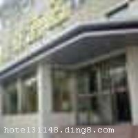 ��������Ƶ꣨����ǧ��ɽ�꣩λ��Ȫ�ǹ㳡��ҵ���ľ����;Ƶ꣬�ڽ�ǧ��ɽ��԰��ȥ��Ȫ�ǹ㳡������̶��԰���㣬������������ͨ��ݡ��Ƶ껹ӵ�д󴲼䣬��׼��69��ͷ����Ƶ�ӵ�����ͣ�������ṩ���ѷ����Ǳ����������жȼٵ����볡���� �����Ƶ꿪ҵʱ��2010��4�£�¥��4�㣬�ͷ�����69�䣨�ף�����ʩ�����
���ÿ�	ĵ����,���뿨,���ǿ�,����,̫ƽ��,������
������ʩ	��
�Ƶ��ر���ʾ
�����Ѱ����Ƶ����ѣ��������Ƶ��������á�˰�ռ����˶���Ҫ��ķ��á�
��ͨ���Ƶ����סʱ��Ϊ14��00�����ʱ��Ϊ����12��00������ǰ��ס���Ƴ���꣬�����������һ�����á�