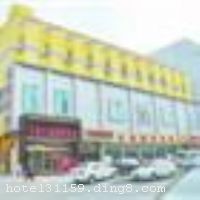 ��������ʺ�������ݣ���¥�꣩�ش�ӵ�С�����С��֡�֮�ƵĻ�԰·������ɽ����ѧ�ͺ�¥���ã����Գ��������У֮��������ĺ�ź�¥����֮��������������󷢡������̳ǡ�������������ͬ���ﱤ��ǡ�����С��Ʒ�г����Ա�һ���֡��������Ƽ��г���Ϊ�ڣ��ֵ��ܱ���ʳ�����뼯�����͡��ϵ»�����ʤ�͡����Ͷ�������ζС��һ���֡������ƳǾưɡ���ˮһ��ϴԡ���ġ�Ǯ��KTV���ϵ��������ȡ��Ƶ��ڽ������������л�԰·������������·��������ͨ�˴��ͨʮ�ַ��㡣 �����Ƶ�ӵ�д󴲷�����׼�������񷿵ȶ��ַ��ͣ��Ƶ�ȫ������������ɫ����װ�ޣ�������ȫ����������ӿڡ����ߵ��ӡ�����յ���24Сʱ��ˮ�����ڳ�;�绰���л���Ѵ򣩵ȣ������䱸���ԣ�Ϊ����������ɳ����ṩ�����ʵ��������˺Ͱ칫������ �����Ƶ꿪ҵʱ��2011��03��01�գ���¥��3�㣬��¥��1�㣬�ͷ�����70�䣨�ף��� ����ܰ��ʾ���˾Ƶ겻�ܽӴ��������ʩ�����
�Ƶ��ر���ʾ
�����Ѱ����Ƶ����ѣ��������Ƶ��������á�˰�ռ����˶���Ҫ��ķ��á�
��ͨ���Ƶ����סʱ��Ϊ14��00�����ʱ��Ϊ����12��00������ǰ��ס���Ƴ���꣬�����������һ�����á�