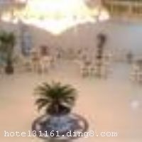 ��ʨ100�������ݣ�����Ӣ��ɽ·�꣩λ�ڼ�����������ͨ���ɵ�Ӣ��ɽ·����������վ����100�״������Ͼ����վ�˾����棬�ڽ����󷢳��С���ϼ�㳡������ս�ۼ���ݣ��ܱ߲��������С����������������ʩ��ȫ���Ƶ����ж������Ϳͷ��������˲�ͬ���˵��������ʵķ��񣬱����Ľ�ͨ�����������ε�����ס���� �������ݿ�ҵʱ��2007��5�£��½�װ��ʱ��2010��2�£�¥��6�㣬�ͷ�����77�䣨�ף��� ����ܰ��ʾ�����ݲ��ṩ��ѵ�һ����ϴ����Ʒ����ʩ�����
���ÿ�	ĵ����,���뿨,���ǿ�,����,̫ƽ��,������
������ʩ	�л����ң���ͬʱ����50�ˣ�����ʽ�����ṩ���졢��ˡ��װ�ȡ�
�Ƶ��ر���ʾ
�����Ѱ����Ƶ����ѣ��������Ƶ��������á�˰�ռ����˶���Ҫ��ķ��á�
��ͨ���Ƶ����סʱ��Ϊ14��00�����ʱ��Ϊ����12��00������ǰ��ס���Ƴ���꣬�����������һ�����á�