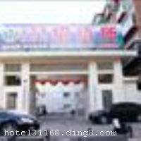 λ���к���Ƶ���棬���ںڻ�Ȫ��Ȫ��·����������Ȫ�ǹ㳡����ͨ��ݣ�����λ����Խ����ʩ�����
�Ƶ��ر���ʾ
�����Ѱ����Ƶ����ѣ��������Ƶ��������á�˰�ռ����˶���Ҫ��ķ��á�
��ͨ���Ƶ����סʱ��Ϊ14��00�����ʱ��Ϊ����12��00������ǰ��ס���Ƴ���꣬�����������һ�����á�