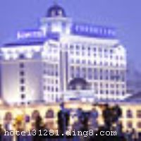 ���ӽ����ϡ���ɫ���� ��������̩�Ϳ˹��ʴ�Ƶ꣨�ϲ�������̩�Ϳ˼��Ź�˾����Ͷ�ʾ�Ӫ�Ĺ��ʻ��Ƶꡣ���������ƻֺ�ĺ��̲��������CBD�����������ٸӽ��������ϲ����������ܽ������Լ35000ƽ���ף����ڷ羰�续����ˮ�㳡�����͹㳡�����ɫ����Ľ�����������������������羰���Ŷ��������� �����������˰����ŷʽ������񡡳�������ʱ�к���� �����Ƶ�������������ŵİ����ŷʽ����������Զ���һ�µ�����ʽ��԰ͥԺ������ƣ���������ʱ�к���⡣ӵ�к������ʵĿͷ����׷��������߼������������������������������׷���������ͥ�׷�����ͳ�׷��ȣ���ȫ�������䱸����Һ�����ӡ��������ǵ���Ƶ���������¶ȵ���ϵͳ�������䡢���ٿ��������������ͱ��估���ڡ�����ֱ���绰����ʩ��Ϊ��Ӫ�������֮�ҵ���ܰ���ܡ�����400ƽ���׵ĺ�����ͳ�׷�Ӻ�ݻ���һ����Ʒ��� �����Ƶ�����3���������Ĳ��������Ӵ�ͳ���в���������ͬʱ����200λ�α���31�主����ŵ��вͰ��������350�ˡ��Ƶ�ӵ������װ�κ����Ĵ����������8���๦�ܻ��������䱸��ͬ��������ʩ��ͶӰ�ǡ���ϯ������˷硢�ƶ���̨�ȡ����ṩ������ᡢ�����С�ͻ�չ����ͬʱ600ƽ���״��͸�����������20����иߵ�KTV���ἰ����ҹ�ܻᡢɣ�ý������ĺ�������̬ˮ�ƹݡ���������Ħ�����ҵȣ�ȫ͸���������۵������ݶ��ưɡ����ں�����Ӿ�ء��������򳡼������ҵ�����������ʩ������200λ�ĳ���ͣ������������͵ĳ��С� �����Ƶ꿪ҵʱ��2006��9�£�¥��12�㣬�ͷ�����206�䣨�ף�����ʩ�����
������ʩ	����˹�������������㽭�Ƽҡ��в�������ӣ�����ձ�������������
��������	�����ҡ�������Ӿ�ء����򳡡������齫��ɣ�ð�Ħ��������
���ÿ�	Visacard,ĵ����,���뿨,���ǿ�,����,̫ƽ��,������,���´￨,��ͨ��,������,JCBcard
������ʩ	�Ƶ�ӵ��10�������ң�������20-300�˲��ȡ�
�Ƶ��ر���ʾ
�����Ѱ����Ƶ����ѣ��������Ƶ��������á�˰�ռ����˶���Ҫ��ķ��á�
��ͨ���Ƶ����סʱ��Ϊ14��00�����ʱ��Ϊ����12��00������ǰ��ס���Ƴ���꣬�����������һ�����á�