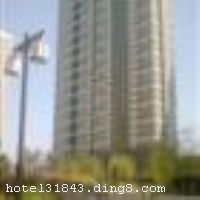 ��̨���޿�ջλ����̨�Ĺ��ʲ�������������ҵ���ڵĸߵ�������ɽ���ͻ����ڣ����������Ļƽ𺣰�����̨���ʻ�չ���ģ�������԰����ɽ�߶����򳡣�������JUSCO����㳡����̨��ѧ�����������˲��г�����ˮԡ��������ҽѧԺ����ȪѧУ��5-20����֮�ڲ��о�����ſڹ����೵��7��10��17,23,33,36.52,62�ȣ���ͨ���㡣������̨���ʻ���20���ӳ��̣�������20���ӳ��̡� ���޿�ջ������ʩ��ȫ��Ϊ���񣬹۹⣬���֣����м��ȼ٣��ṩ����ı����� ���޿�ջ��ʱ�о�Ʒ��ͥ�ùݣ�����ȫ�¼������Ϊ�����̨֮�ô���һ���������ʵĸ��壬����������̨����ɳ̲֮�ã���ʩ�����
�Ƶ��ر���ʾ
�����Ѱ����Ƶ����ѣ��������Ƶ��������á�˰�ռ����˶���Ҫ��ķ��á�
��ͨ���Ƶ����סʱ��Ϊ14��00�����ʱ��Ϊ����12��00������ǰ��ס���Ƴ���꣬�����������һ�����á�