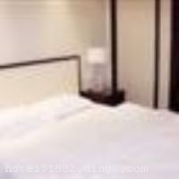 ������ɼ���ݣ���ƽ�꣩�����������к�ƽ�������ش���������������վԼ5���ӳ��̣���ͨ���������﷽�㣬��������ͣ�����أ����������С�����Ǣ̸�����볡����������ʩ���ơ��������࣬�������飬Ϊ���͵Ĵ���һ����ܰ��ͣ�����塣 �������ݿ�ҵʱ��2007��04��18�գ�¥��2�㣬�ͷ�����41�䣨�ף��� ����ܰ��ʾ���˾Ƶ겻�ܽӴ������ʩ�����
������ʩ	�����
������ʩ	С�����ҿ�����20�����ҡ�
�Ƶ��ر���ʾ
�����Ѱ����Ƶ����ѣ��������Ƶ��������á�˰�ռ����˶���Ҫ��ķ��á�
��ͨ���Ƶ����סʱ��Ϊ14��00�����ʱ��Ϊ����12��00������ǰ��ס���Ƴ���꣬�����������һ�����á�