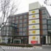 �Ƶ�λ��4A���羰��-�������ϣ����ٺ����壬�����Ϻ�����ͨ������ �Ƶ꽨�����3.1��ƽ���ף�����ͣ����1��ƽ���ס��Ƶ�ӵ�и�����ܰ�ͷ����п�����700��ͬʱ�ò͵��в��������������и��ֲ�ͬ���Ļ����ң�װ��ʱ�е��ţ������жȼ١��۹����Ρ�������������ѡ�� �����Ƶ꿪ҵʱ��2009��01��01�գ���¥��6�㣬�ͷ�����168�䣨�ף�����ʩ�����
������ʩ	һ¥������������ͬʱ����100���������ͣ��ɾٰ���������磻 �����ã��и���װ�޺����İ���22�������ʱ�е��������ͬʱ����700���ò͡�
��������	�����齫��ҹ�ܻ�
���ÿ�	Visacard,ĵ����,���뿨,���ǿ�,����,̫ƽ��,���´￨,��ͨ��,������,JCBcard
������ʩ	��������������30�����ң� ��������������50�����ң� �ۺ�����������70�����ҡ�
�Ƶ��ر���ʾ
�����Ѱ����Ƶ����ѣ��������Ƶ��������á�˰�ռ����˶���Ҫ��ķ��á�
��ͨ���Ƶ����סʱ��Ϊ14��00�����ʱ��Ϊ����12��00������ǰ��ס���Ƴ���꣬�����������һ�����á�