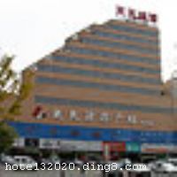 ������۾Ƶ꣨��̨����2004��1��1�ս��ɿ�ҵ��2010������װ�ޣ��ܽ������������ǧƽ�����ѷ�չ��Ϊ��������ҵ��ϴԡ�����顢�ͷ�����̬���ε�Ͷ�ʵĶ�Ԫ��Ͷ�����塣��������̨�����ķ������ϴ�ֶ��Σ�ʤ��·267�ţ���ͨ�������ڽ���;����վ��������ͷ�ȡ� �����Ƶ�ӵ��83������ͷ�������100�˵Ĵ��ͻ����ң�����400��ͬʱ�Ͳ͵��в���������18��װ�޺������в��������1400ƽ���׿�����260��ͬʱ�Ͳ͵İ������������������ŵ��ձ�������1300ƽ���׵�ϴԡ���ģ�40���ߵ�KTV�������Ǳ���ǰ����̨���������ζȼٵ������֮ͣѡ�� �����Ƶ꿪ҵʱ��2004��1�£�2010��1�¾ֲ�װ�ޣ�¥��12�㣬�ͷ�����83�䣨�ף�����ʩ�����
������ʩ	�в������ձ���������������
��������	��Ӿ�����ơ�ɣ�á�����OK��������������Ħ��ҹ�ܻᡢ�̳�
���ÿ�	Visacard,ĵ����,���뿨,���ǿ�,����,̫ƽ��,������,���´￨,��ͨ��,������,JCBcard
������ʩ	������20-100�ˡ�
�Ƶ��ر���ʾ
�����Ѱ����Ƶ����ѣ��������Ƶ��������á�˰�ռ����˶���Ҫ��ķ��á�
��ͨ���Ƶ����סʱ��Ϊ14��00�����ʱ��Ϊ����12��00������ǰ��ס���Ƴ���꣬�����������һ�����á�