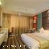 �����׾����������һ�Ҵ��ͷ�������Ƶ꣬�ش��������˹�һ·39�ţ�ԭ�����ۺ�¥������ͨ������ݣ�������������վ�ͻ�վ�����ӳ��̣������̨�¸�����ڣ����������ξ���ǰͯ��������ɽ��Ұ����㶫��Ͽ�ȡ������ƶ�����ɽʯ�ߵȽ�20-30���ӳ��̡� ���������׾��������ӵ�к����׷������´��˷���������䡢��������ȸ��ַ��Ŀͷ�����������32��Һ�����ӡ�Һ�����ԡ�����С�ɵ�ʱ����ʩ�����ͬʱ���Ƶ껹ӵ���Լ���100���������λ��Ϊ���İ����ṩ��ȫ�ı��ϣ�ʹÿһλ����ӵ�а��ĵ�ס�޺��Ǽ������ܡ�����ӵ���Ǽ��ķ�����ݻ������ܣ�Ϊ�㴴��ʱ�С��ִ�����������ܰ��ס�޻�������������ס�޵ĺ�ȥ������ʩ�����
���ÿ�	ĵ����,���뿨,���ǿ�,����,̫ƽ��
�Ƶ��ر���ʾ
�����Ѱ����Ƶ����ѣ��������Ƶ��������á�˰�ռ����˶���Ҫ��ķ��á�
��ͨ���Ƶ����סʱ��Ϊ14��00�����ʱ��Ϊ����12��00������ǰ��ס���Ƴ���꣬�����������һ�����á�