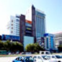 �������Ĵ�Ƶ�װ�޷��ǰ����ʱ�С�����������¥�㽲����ݡ����ʡ��Ƶ�����Բ���³��Ϊ���������������ڵĻ����ϵ���պ��������Ƶ��Ƴ罡������������ӵ�к�ʽKTV��SPA�����ݣ��Լ����ձȺ�����ľ�ʿ�ֲͰɣ��ֳ���ʽ���Ʊ��ݣ���������ʿ�ڷ�æ�Ĺ���֮����һ�����Է������ĵ�����������Ϣ������������ �����Ƶ꿪ҵʱ��2008��7��22�գ�¥��20�㣬�ͷ�����294�䣨�ף�����ʩ�����
������ʩ	���彭��ʳ������³�˵Ļ������������˻���ˡ��౫�ᡢ�����������ֳ������ȣ� ���ձȺ�����ľ�ʿ�ֲͰɣ�λ�ھƵ��ʮ¥�����ֳ���ʿ�����࣬�ֳ���ʽ���ơ�
��������	�����齫��SPA
���ÿ�	Visacard,ĵ����,���뿨,���ǿ�,����,̫ƽ��,������,���´￨,��ͨ��,������,JCBcard
������ʩ	�Ƶ�ӵ��4����С�����ң����䱸��ý����ʾϵͳ���ɼ���������ͬ�����š� ������53ƽ���ף��๦�������������Ǣ̸����һ������ͬʱ����20�ˣ�	 ��磺58ƽ���ף�������Լ20�ˣ�	 �𺣣�105ƽ���ף�������40-60�ˣ�	 ���ƣ�360ƽ���ף�������Լ300�ˡ�
�Ƶ��ر���ʾ
�����Ѱ����Ƶ����ѣ��������Ƶ��������á�˰�ռ����˶���Ҫ��ķ��á�
��ͨ���Ƶ����סʱ��Ϊ14��00�����ʱ��Ϊ����12��00������ǰ��ס���Ƴ���꣬�����������һ�����á�