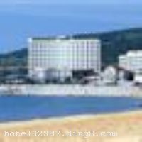 ��λ����Խ���羰�������������� ��������������ʷ��������ڡ����ʺ������ס�ĵط�������ɽ��������������ɽ�������羰������ǰ�Ӻ�ˮԡ�������������ġ��������߶����򳡡�ӵ���Լ��ĺ�ˮԡ���ͺ���ջ�ţ�����������Ψһһ��5�Ǽ���������Ƶꡣ ��������������ʷ��꼯ŷʽ�����������ִ������һ�塣�����ۺ�¥������¥����ͳ¥��150���ף��ͷ�����ܰ�����ʡ��������ÿ����������ӿڣ����������ñ�����ɡ���ݡ����ʻ������Ŀ�����500�ˣ�����6��ͬ������ϵͳ���Ƚ���ʩ����ʽ���������С��ա�����ʳ��������ѡ��������ʩ�걸��������ȫ�����꽻ͨ������λ������Ⱦ���������ʺ�ˮԡ�����࣬������������ͷ25���ӳ��̣������վ40���ӳ��̣�������������̨����60���ӳ��̣����뷺���߶�����ֲ�5���ӳ��̡� ��������������ʷ����ۺ�¥ӵ�пͷ�106�䣬��������������4�ף���ɽ���׷�4�ף����̿ͷ�һ�㣻����¥�ͷ�40�䣬�������������׷�4�ף�ɽ����ͨ��8�ף����б����͸�ʽ��ͳ¥һ������������ʿ��������֮ѡ�� �����Ƶ꿪ҵʱ��2000��6�£��½�װ��ʱ��2010��1�£��ֲ�װ�ޣ�¥��8�㣬�ͷ�����164�䣨�ף�����ʩ�����
������ʩ	����Է������λ���ۺ�¥һ�㣬������������ͬʱ�ṩ100�˾Ͳͣ�Ϊ���ṩ���ڽ�����³������ζ���ȡ� ���ε���������λ���ۺ�¥һ�㣬Ϊ���ṩ�������������ʽ���Ͳ��ȡ� ��������Է��λ���ۺ�¥һ�㣬����󺣣�Ϊ���ṩ����ʽ������͡�������ͼ�������ʳ��Ӫҵʱ�䣨6-10�£�24Сʱ�� �����տ���Ϊ���ṩ�����տ���Ӫҵʱ�䣨6-10�£�18��00-24��00�� �����������λ���ۺ�¥������ã�������150�ˡ� �������12��λ���ۺ�¥�������㣬ÿ�������4-20�˲��ȡ�
��������	���������ơ�ɣ�á�����OK��̨�򡢰�Ħ�����䡢����ҹ�ܻᡢƹ���򡢱����
���ÿ�	Visacard,ĵ����,���뿨,���ǿ�,����,̫ƽ��,������,���´￨,��ͨ��,������,JCBcard
������ʩ	���ʻ������ģ�������500��
�Ƶ��ر���ʾ
�����Ѱ����Ƶ����ѣ��������Ƶ��������á�˰�ռ����˶���Ҫ��ķ��á�
��ͨ���Ƶ����סʱ��Ϊ14��00�����ʱ��Ϊ����12��00������ǰ��ס���Ƴ���꣬�����������һ�����á�
