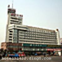 ������������λ�춫��������ó������Ϣ�����ĺ��ĵ�������������վ������ó��������λ��������վ���࣬�������������أ�����������ͨ�˴���ʼ�أ����������ʹ����������깫԰��λ����Խ�����б���������ӵ��A�ͱ�׼�䡢B�ͱ�׼�䡢��ͥ�׷��ȶ��ַ��͹�����ѡ��ͬʱ���в����������ң�Ϊ���͵��òͼ������ṩ�˱����� �����Ƶ꿪ҵʱ��1992��5�£����װ��ʱ��2002�꣬¥��12�㣬�ͷ�����210�䣨�ף�����ʩ�����
������ʩ	�������ò�������Ӫ�ɲˡ�
��������	��Ħ
���ÿ�	ĵ����,���뿨,���ǿ�,����,̫ƽ��
������ʩ	���д�����ҿ�����200�ˣ�С�����ҿ�����20�ˡ�
�Ƶ��ر���ʾ
�����Ѱ����Ƶ����ѣ��������Ƶ��������á�˰�ռ����˶���Ҫ��ķ��á�
��ͨ���Ƶ����סʱ��Ϊ14��00�����ʱ��Ϊ����12��00������ǰ��ס���Ƴ���꣬�����������һ�����á�