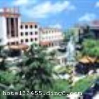 �Ͳ����ͱ�����2001�걻�������ξ���Ϊ���Ǽ����η��꣬λ�����������ģ�������վ������վ�� ���ݵ���λ����Խ�����Ʒ�ƺͷ���Ʒ�����Žϸߵ�������Ժ�ڼ�ɽ��ˮ���������ɡ�������������ͤ���Ƶ�ӵ�и���ͷ�84�䣬�Ƶ������в�����������������������ģ���ʳ�ޡ����顢���֡��������Ϊһ�����������Ƶꡣ �Ƶ�����Ϸ���׷��׿Խ�ľ�Ӫ����Ϊ��ּ���߳�Ϊ���ͷ���Ϊ���ʹ������õ����С����ֻ����� ����ܰ��ʾ���˾Ƶ��޵��ݡ���ʩ�����
������ʩ	- �в��������ðɡ���ʱ�Ͳͷ��� - ��Ƹ³��������������㼰Ӫ����ʳרҵ��У��ʦ��Ӫ��ʦ�ֳ��������������ʦ������Ա�����нϸߵ���������ѧӪ��������֪ʶ���Ƽ�������
���ÿ�	ĵ����,���뿨,���ǿ�,����,̫ƽ��
������ʩ	- �������������200-500�ˣ� - ���ͻ�����I��������300�ˣ� - ���ͻ�����II��������60-100�ˣ� - ������ã�������1200��
�Ƶ��ر���ʾ
�����Ѱ����Ƶ����ѣ��������Ƶ��������á�˰�ռ����˶���Ҫ��ķ��á�
��ͨ���Ƶ����סʱ��Ϊ14��00�����ʱ��Ϊ����12��00������ǰ��ס���Ƴ���꣬�����������һ�����á�